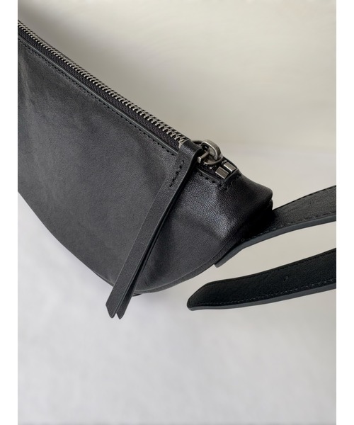 エーゼロ（エーゼロ）の「《牛革》ミニ半月ショルダーバッグ（ショルダーバッグ・レディース・ブラック/グレイッシュベージュ・FREE）」の17枚目の写真