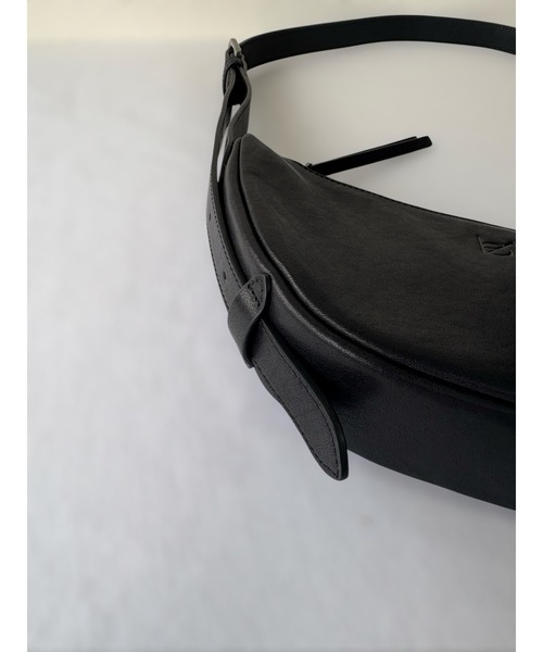 エーゼロ（エーゼロ）の「《牛革》ミニ半月ショルダーバッグ（ショルダーバッグ・レディース・ブラック/グレイッシュベージュ・FREE）」の18枚目の写真