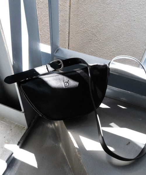 エーゼロ（エーゼロ）の「《牛革》ミニ半月ショルダーバッグ（ショルダーバッグ・レディース・ブラック/グレイッシュベージュ・FREE）」の22枚目の写真