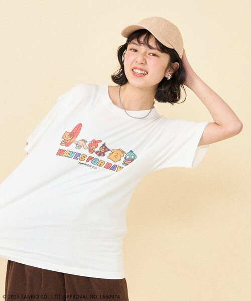 FREAK'S STORE(フリークスストア)の「SANRIO/サンリオ SANRIO 'HELLO KITTY' SUMMER キャラクターTシャツ/ハローキティ サマーキャラクタープリントTシャツ(Tシャツ/カットソー・レディース・チャコール/オフホワイト・フリ-)」の3枚目の写真