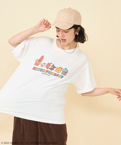 FREAK'S STORE(フリークスストア)の「SANRIO/サンリオ SANRIO 'HELLO KITTY' SUMMER キャラクターTシャツ/ハローキティ サマーキャラクタープリントTシャツ(Tシャツ/カットソー・レディース・チャコール/オフホワイト・フリ-)」の4枚目の写真