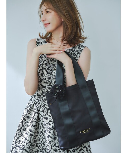 TOCCA(トッカ)の「【美香&Lov?coコラボ】FLOWER IN HEART BAG バッグ(トートバッグ・レディース・ベージュ系2/ベージュ系/ブラック系3/ブラック系1/ワイン系/ベージュ系3/ブラック系/ピンク系/ワイン系1・F)」の2枚目の写真