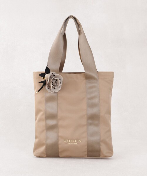 TOCCA(トッカ)の「【美香&Lov?coコラボ】FLOWER IN HEART BAG バッグ(トートバッグ・レディース・ベージュ系2/ベージュ系/ブラック系3/ブラック系1/ワイン系/ベージュ系3/ブラック系/ピンク系/ワイン系1・F)」の4枚目の写真