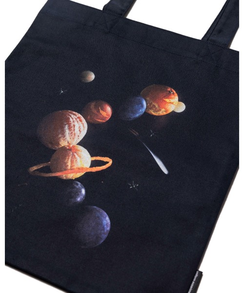 uniform experiment（ユニフォームエクスペリメント）の「YUNI YOSHIDA: FRUITS PLANET TOTEBAG（トートバッグ・メンズ・ネイビー・FREE）」の6枚目の写真