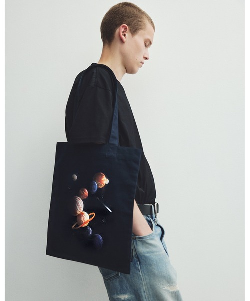 uniform experiment（ユニフォームエクスペリメント）の「YUNI YOSHIDA: FRUITS PLANET TOTEBAG（トートバッグ・メンズ・ネイビー・FREE）」の2枚目の写真
