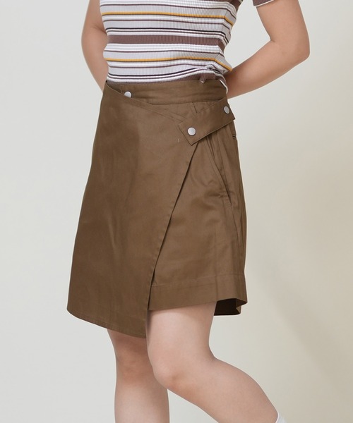 RIKKA FEMME(リッカファーム)の「フロントラップショーツ(チノパンツ・レディース・ダークネイビー/ライトブラウン/ブラック・マルチサイズ)」の2枚目の写真