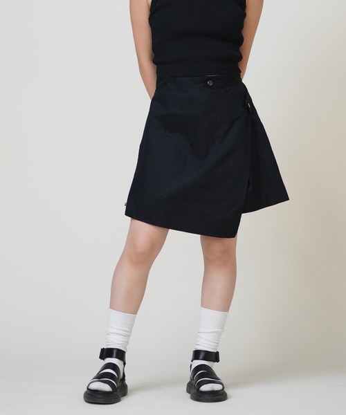 RIKKA FEMME(リッカファーム)の「フロントラップショーツ(チノパンツ・レディース・ダークネイビー/ライトブラウン/ブラック・マルチサイズ)」の4枚目の写真