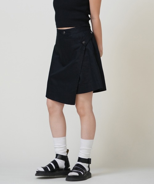 RIKKA FEMME(リッカファーム)の「フロントラップショーツ(チノパンツ・レディース・ダークネイビー/ライトブラウン/ブラック・マルチサイズ)」の5枚目の写真