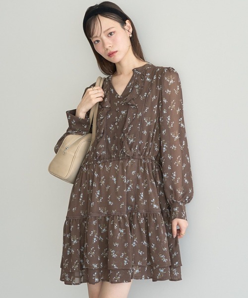 earth music&ecology(アースミュージックアンドエコロジー)の「フラワー楊柳ティアードミニワンピース(ワンピース・レディース・ブラック/ブラウン・FREE)」の4枚目の写真
