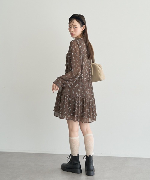 earth music&ecology(アースミュージックアンドエコロジー)の「フラワー楊柳ティアードミニワンピース(ワンピース・レディース・ブラック/ブラウン・FREE)」の5枚目の写真