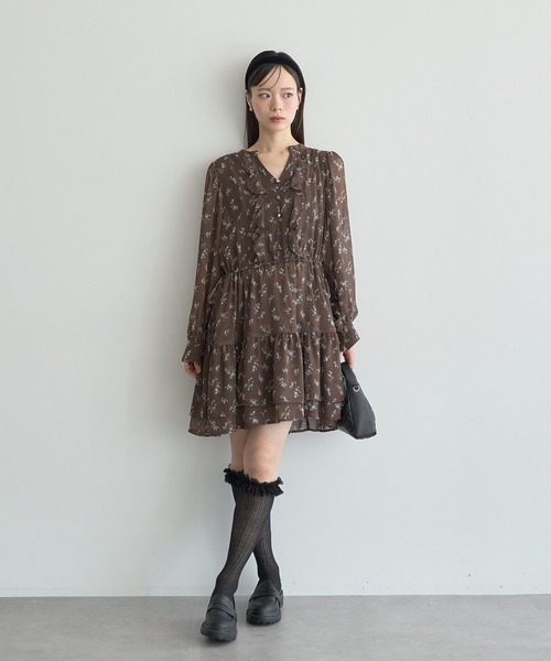 earth music&ecology(アースミュージックアンドエコロジー)の「フラワー楊柳ティアードミニワンピース(ワンピース・レディース・ブラック/ブラウン・FREE)」の6枚目の写真
