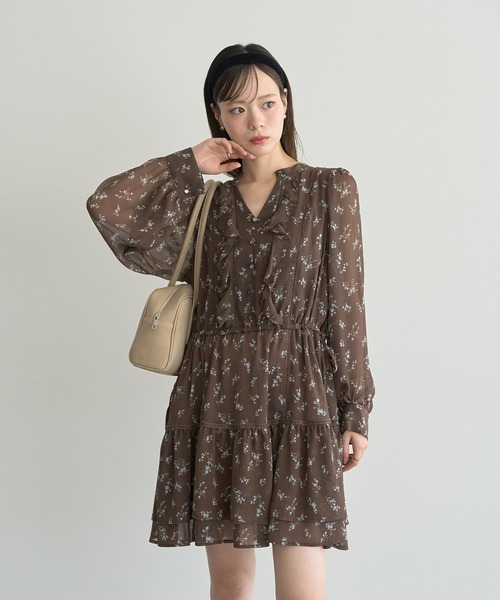 earth music&ecology(アースミュージックアンドエコロジー)の「フラワー楊柳ティアードミニワンピース(ワンピース・レディース・ブラック/ブラウン・FREE)」の16枚目の写真