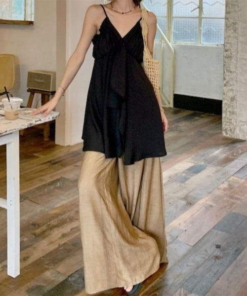 Forcement(フォースメント)の「【セットアップ】Aラインフレアキャミソール&ワイドイージーパンツ(セットアップ・レディース・ブラック/ホワイト×ホワイト・FREE)」の4枚目の写真