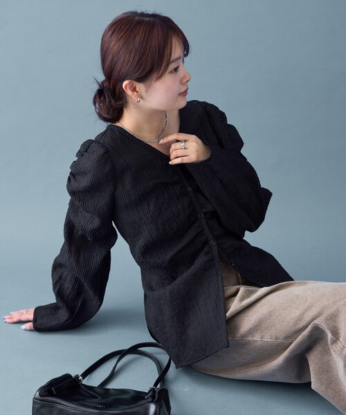 mystic（ミスティック）の「Vシャーリングブラウス（シャツ/ブラウス・レディース・ブラック/オフホワイト/ブラウン・FREE）」の3枚目の写真