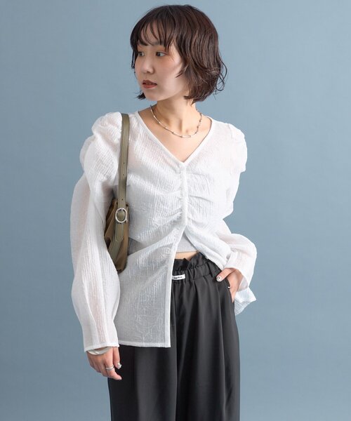 mystic（ミスティック）の「Vシャーリングブラウス（シャツ/ブラウス・レディース・ブラック/オフホワイト/ブラウン・FREE）」の9枚目の写真