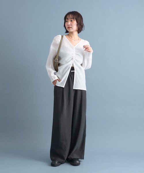 mystic（ミスティック）の「Vシャーリングブラウス（シャツ/ブラウス・レディース・ブラック/オフホワイト/ブラウン・FREE）」の6枚目の写真