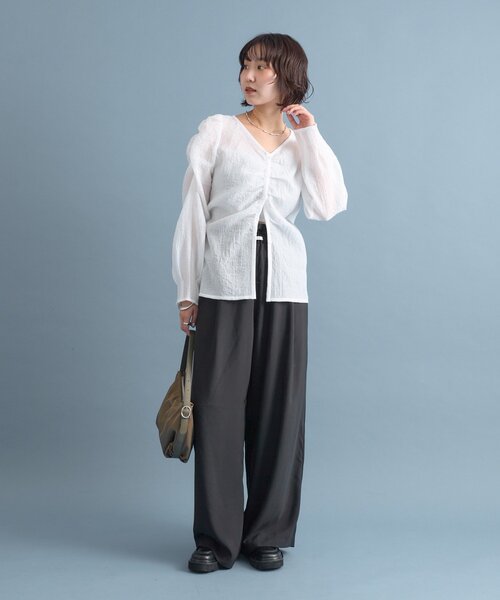 mystic（ミスティック）の「Vシャーリングブラウス（シャツ/ブラウス・レディース・ブラック/オフホワイト/ブラウン・FREE）」の5枚目の写真