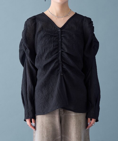 mystic（ミスティック）の「Vシャーリングブラウス（シャツ/ブラウス・レディース・ブラック/オフホワイト/ブラウン・FREE）」の4枚目の写真