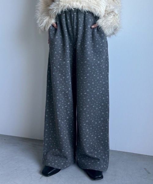 Unitage(ユニテージ)の「小花柄裏起毛スウェットパンツ(その他パンツ・レディース・ブラック/ライトグレー・FREE)」の1枚目の写真