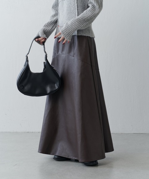 Lui's(ルイス)の「フェイクレザーフレアロングスカート(スカート・レディース・ブラウン/ブラック・36/38)」の1枚目の写真