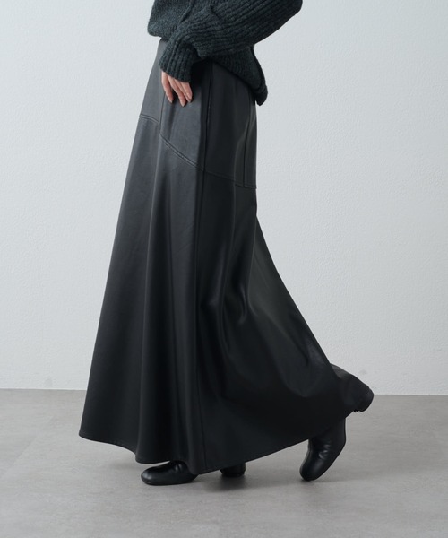 Lui's(ルイス)の「フェイクレザーフレアロングスカート(スカート・レディース・ブラウン/ブラック・36/38)」の3枚目の写真