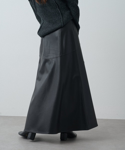 Lui's(ルイス)の「フェイクレザーフレアロングスカート(スカート・レディース・ブラウン/ブラック・36/38)」の4枚目の写真