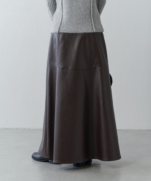 Lui's(ルイス)の「フェイクレザーフレアロングスカート(スカート・レディース・ブラウン/ブラック・36/38)」の13枚目の写真