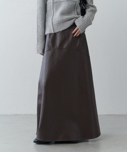Lui's(ルイス)の「フェイクレザーフレアロングスカート(スカート・レディース・ブラウン/ブラック・36/38)」の15枚目の写真
