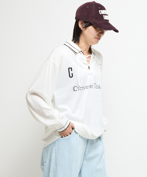 CONVERSE TOKYO（コンバーストウキョウ）の「LACE-UP COLLAR SOCCER LONGSLEEVE TEE（Tシャツ/カットソー・レディース・ホワイト/ブラック・SMALL/MEDIUM）」の4枚目の写真