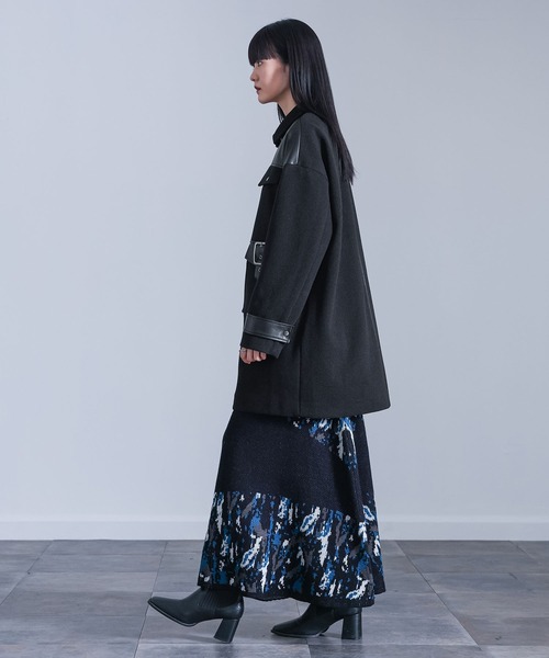 kOhAKU（コハク）の「『異素材切替バックルコート』（ステンカラーコート・レディース・ブラック/グレー・1/2）」の4枚目の写真