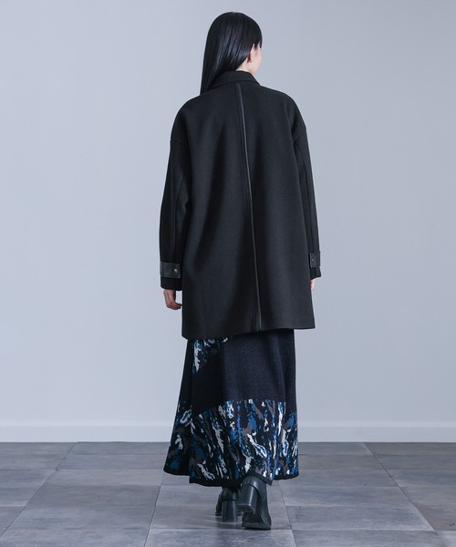 kOhAKU（コハク）の「『異素材切替バックルコート』（ステンカラーコート・レディース・ブラック/グレー・1/2）」の5枚目の写真