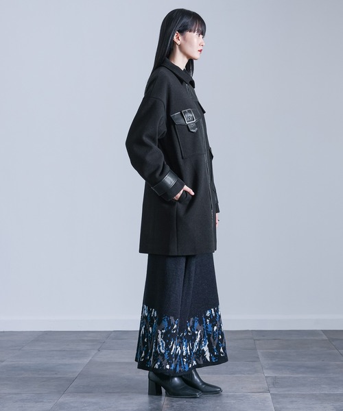 kOhAKU（コハク）の「『異素材切替バックルコート』（ステンカラーコート・レディース・ブラック/グレー・1/2）」の3枚目の写真