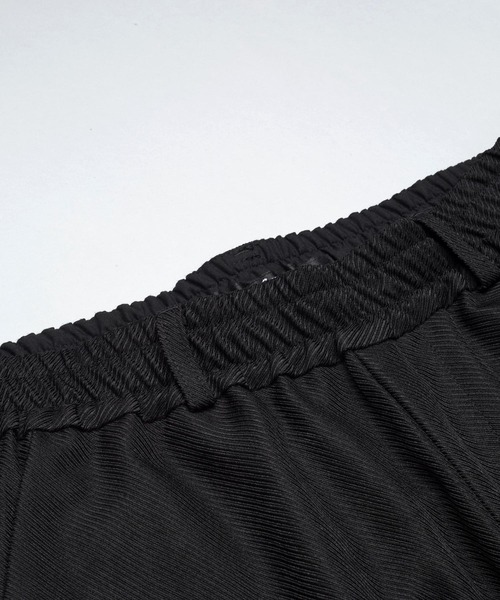 NO ID.（ノーアイディ）の「【NO ID.】Wide-Leg Tuck Trousers / ワイド レッグ タック トラウザーズ（その他パンツ・メンズ・ブラック系その他/その他23/ブラック・2/1）」の7枚目の写真