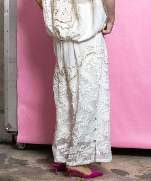 AULA AILA(アウラアイラ)の「【セットアップ着用可】カットワークエンブロイダリーパンツ(その他パンツ・レディース・オフホワイト/グレイッシュベージュ/ブラック・0/1)」の11枚目の写真