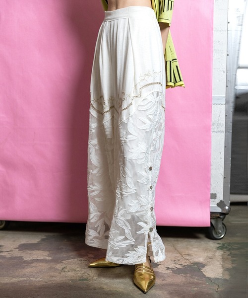 AULA AILA(アウラアイラ)の「【セットアップ着用可】カットワークエンブロイダリーパンツ(その他パンツ・レディース・オフホワイト/グレイッシュベージュ/ブラック・0/1)」の4枚目の写真