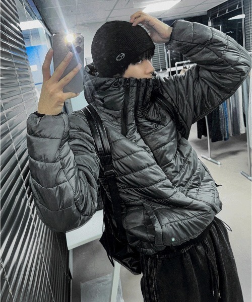 COSYHARU（コシハル）の「テックマルチジッパーフード軽量パディング（ダウンジャケット/コート・メンズ・シルバー/ブラック/チャコール/カーキ・FREE）」の2枚目の写真