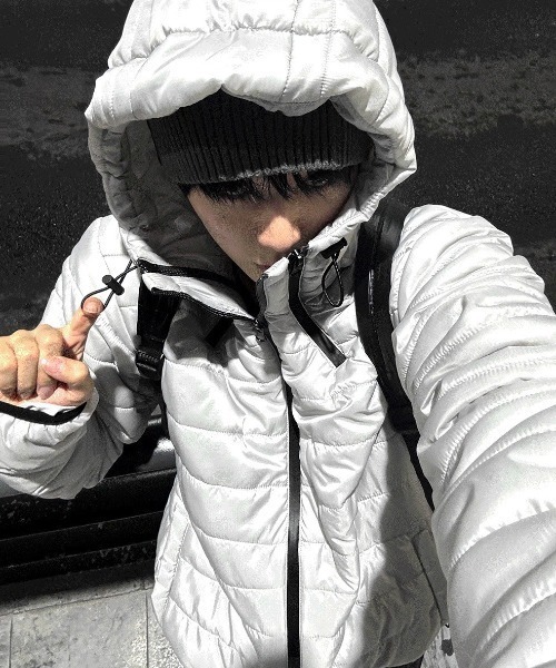 COSYHARU（コシハル）の「テックマルチジッパーフード軽量パディング（ダウンジャケット/コート・メンズ・シルバー/ブラック/チャコール/カーキ・FREE）」の11枚目の写真