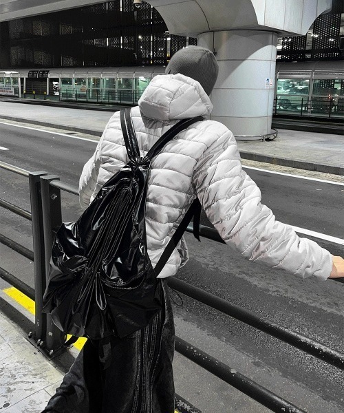 COSYHARU（コシハル）の「テックマルチジッパーフード軽量パディング（ダウンジャケット/コート・メンズ・シルバー/ブラック/チャコール/カーキ・FREE）」の12枚目の写真