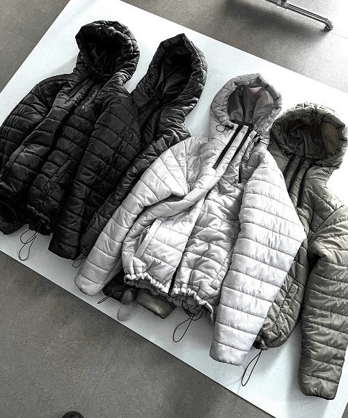 COSYHARU（コシハル）の「テックマルチジッパーフード軽量パディング（ダウンジャケット/コート・メンズ・シルバー/ブラック/チャコール/カーキ・FREE）」の14枚目の写真