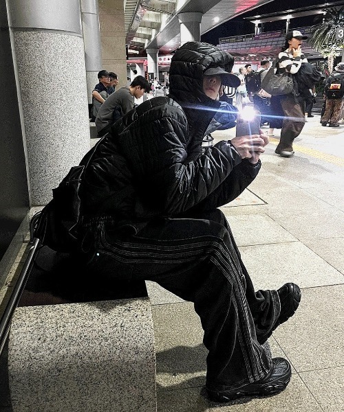 COSYHARU（コシハル）の「テックマルチジッパーフード軽量パディング（ダウンジャケット/コート・メンズ・シルバー/ブラック/チャコール/カーキ・FREE）」の20枚目の写真