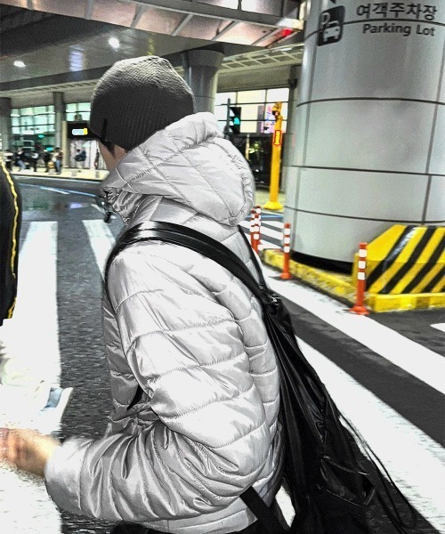 COSYHARU（コシハル）の「テックマルチジッパーフード軽量パディング（ダウンジャケット/コート・メンズ・シルバー/ブラック/チャコール/カーキ・FREE）」の10枚目の写真