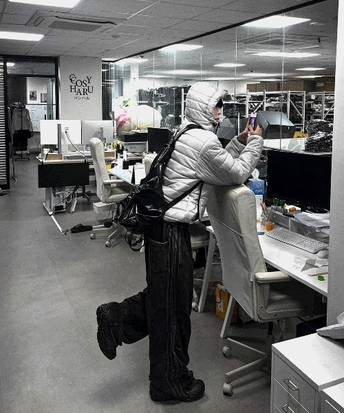 COSYHARU（コシハル）の「テックマルチジッパーフード軽量パディング（ダウンジャケット/コート・メンズ・シルバー/ブラック/チャコール/カーキ・FREE）」の13枚目の写真