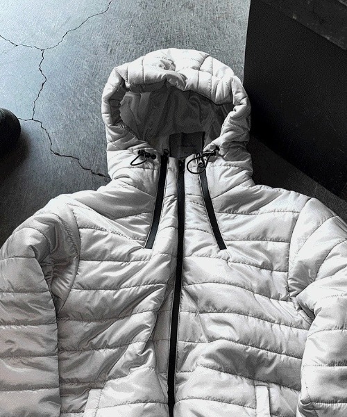 COSYHARU（コシハル）の「テックマルチジッパーフード軽量パディング（ダウンジャケット/コート・メンズ・シルバー/ブラック/チャコール/カーキ・FREE）」の16枚目の写真