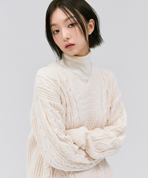女性Vネックケーブルニットセーター-アイボリー