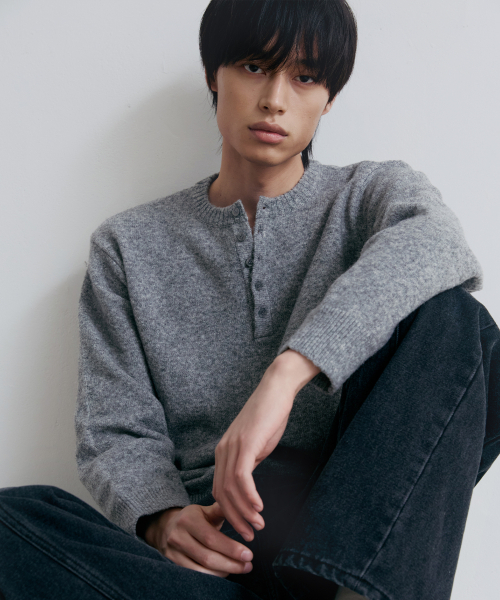NODU（ノードユー）の「デイリープレインヘンリーネックニット[グレー]（ニット/セーター・メンズ・その他・MEDIUM/LARGE）」の2枚目の写真