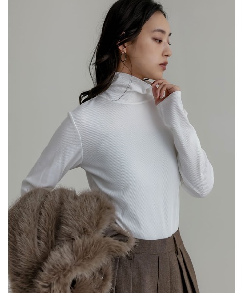 Re:EDIT（リエディ）の「[2025 WINTER COLLECTION][汗じみ防止][UVカット]リブカットソーハイネックトップス（Tシャツ/カットソー・レディース・ブラック/チャコールグレー/ホワイト/ブラウン・MEDIUM/LARGE）」の10枚目の写真
