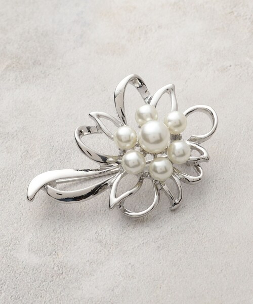 OPAQUE.CLIP(オペークドットクリップ)の「メタルフラワーフェイクパールブローチ(ブローチ/コサージュ・レディース・ゴールド/シルバー・00)」の1枚目の写真