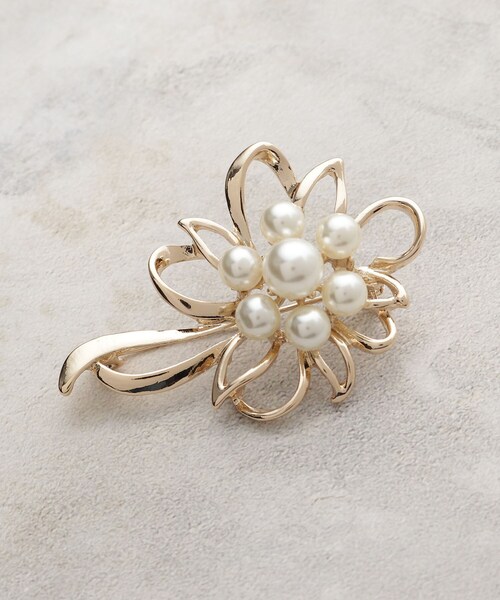 OPAQUE.CLIP(オペークドットクリップ)の「メタルフラワーフェイクパールブローチ(ブローチ/コサージュ・レディース・ゴールド/シルバー・00)」の2枚目の写真
