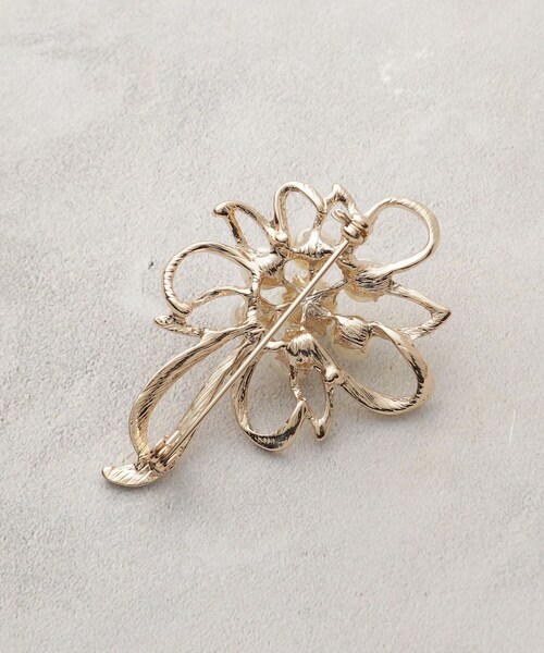 OPAQUE.CLIP(オペークドットクリップ)の「メタルフラワーフェイクパールブローチ(ブローチ/コサージュ・レディース・ゴールド/シルバー・00)」の4枚目の写真