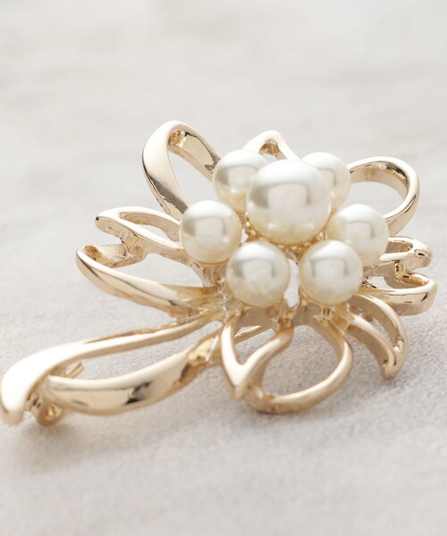 OPAQUE.CLIP(オペークドットクリップ)の「メタルフラワーフェイクパールブローチ(ブローチ/コサージュ・レディース・ゴールド/シルバー・00)」の5枚目の写真